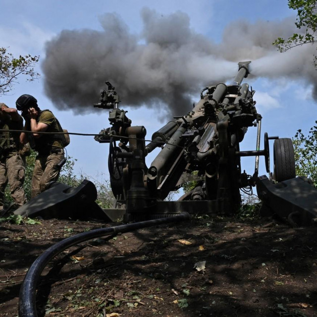 Ukrajinske snage pucaju iz haubice