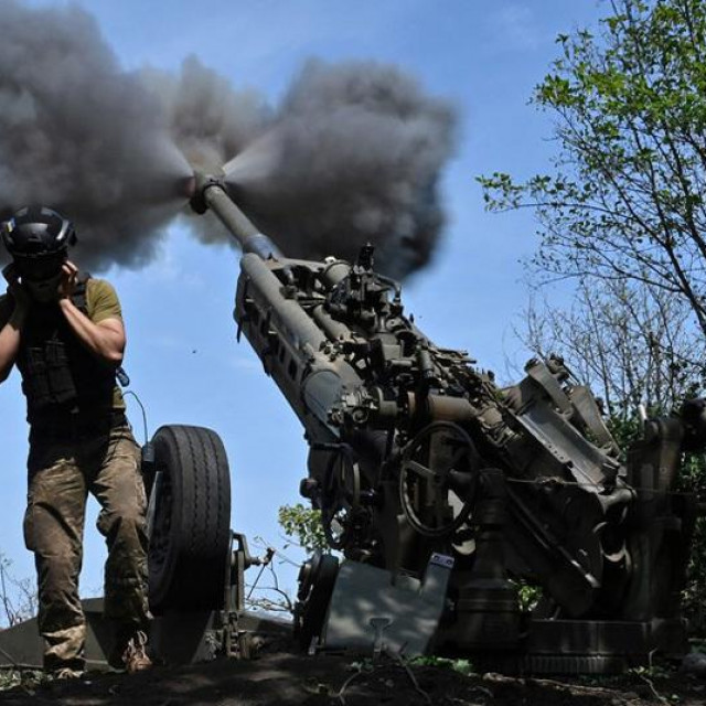 Ukrajinski topnici pucaju iz M777 haubice