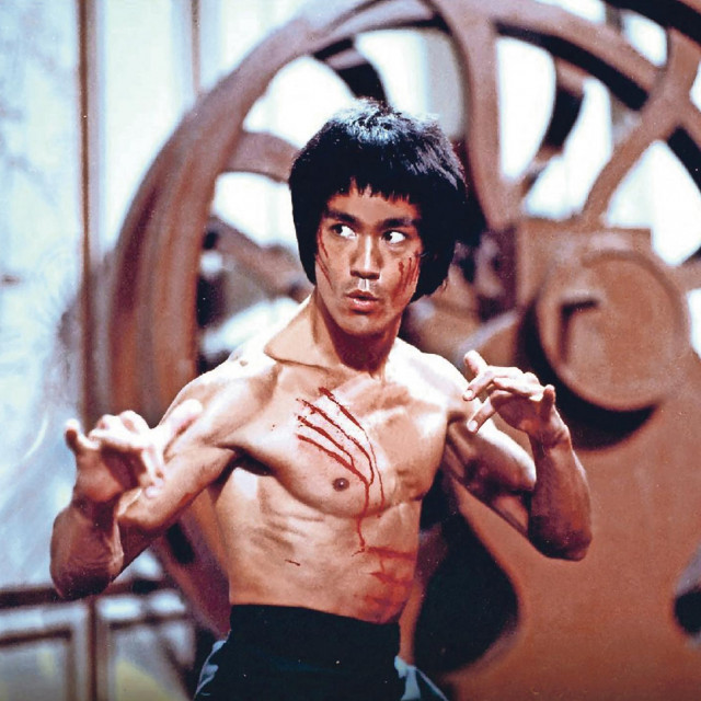 &lt;p&gt;Bruce Lee je rođen u San Franciscu kao Lee Jun-fan. Otac mu je bio kantonska operna legenda. Bruce je odrastao u Hong Kongu, no imao je pravo na dvojno državljanstvo, što je i realizirao kad je napunio 18 godina&lt;/p&gt;