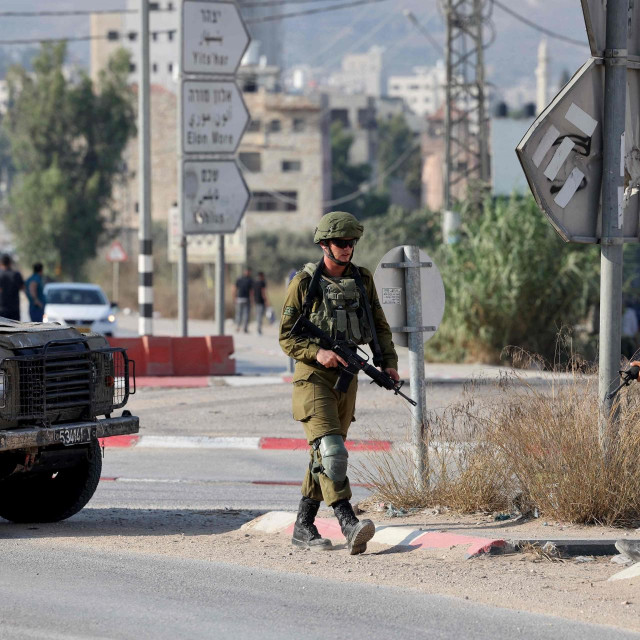 Izraelske snage sigurnosti tragaju za napadačem