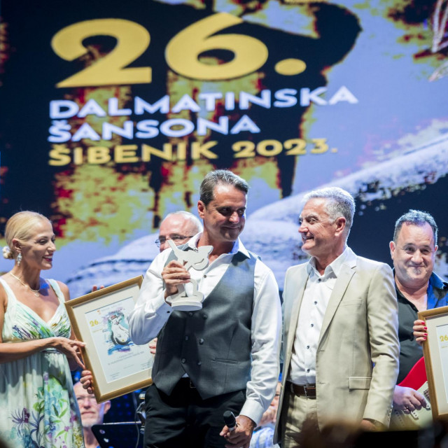
Na fotografiji: pobjednici Đani Stipanicev, Neno Belan i klapa More.
 