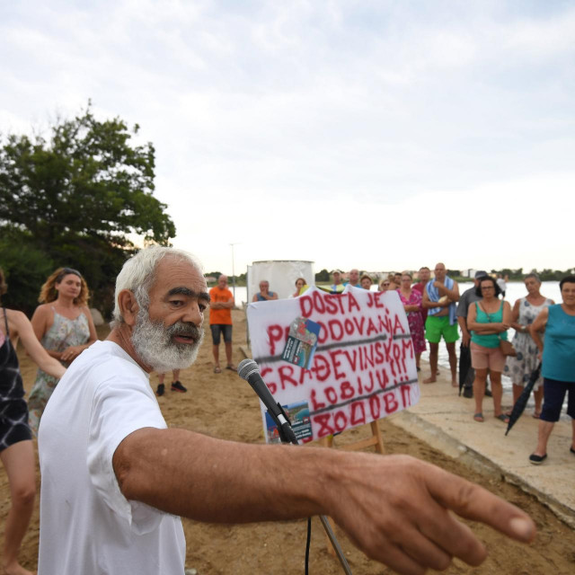 Prosvjed mještana Privlake kod Vile Rustike, na plaži Livadica krajem srpnja. Prosvjedom se htjela skrenuti pozornost javnosti na Idejni urbanistički plan Opine Privlaka

Na fotografiji: Tihomir Surić, jedan od govornika.
 