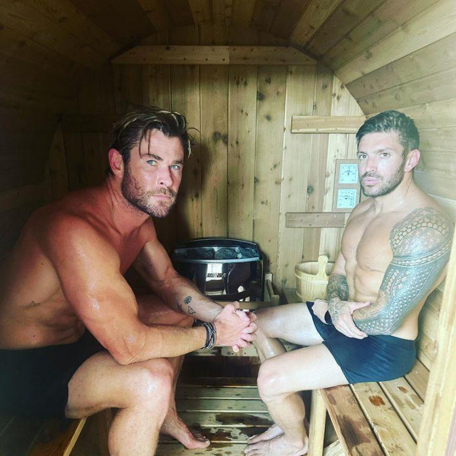 &lt;p&gt;Chris Hemsworth u sauni&lt;/p&gt;