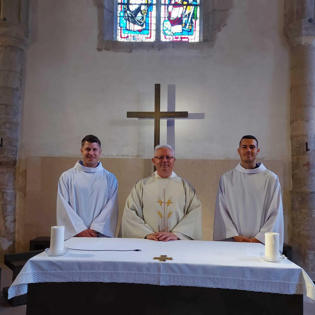 Don Stjepan Lončar (u sredini), Hrvatska katolička misija u Parizu