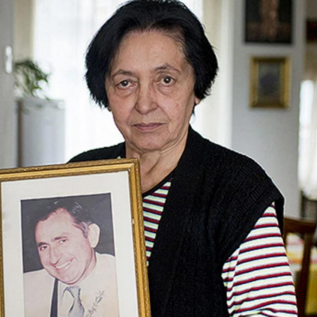 &lt;p&gt;Koviljka Buzov sa slikom pokojnog supruga Tome, rođenog Kaštelanina, bivšeg časnika JNA&lt;/p&gt;