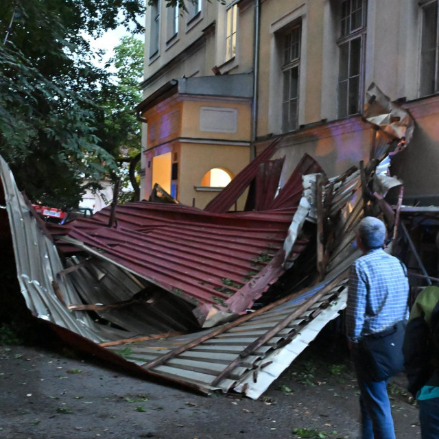 &lt;p&gt;Olujni vjetar srušio je limeni krov s Osnovne škole Augusta Harambašića u Zagrebu&lt;/p&gt;