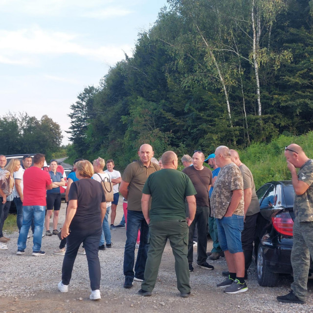 &lt;p&gt;Stotinjak stanovnika općina Krnjak i Barilović prosvjedovalo je protiv gradnje migrantskog kampa u bivšoj vojarni u Dugom dolu&lt;/p&gt;