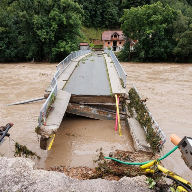 &lt;p&gt;Uništen most u Sloveniji zbog poplava&lt;/p&gt;