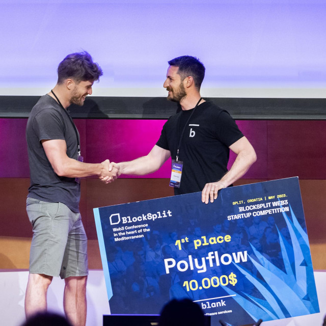 Ivan Piton, suosnivač i voditelj razvoja startupa Polycode (ex Polyflow) prima nagradu na BlockSplitu