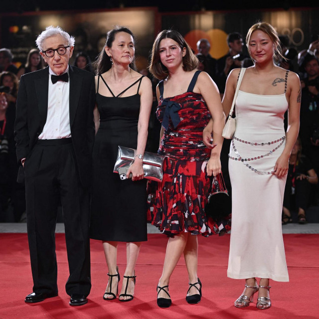 &lt;p&gt;Supružnici Woody Allen i Soon-Yi Previn s kćerima Bechet i Manzie Allen&lt;/p&gt;