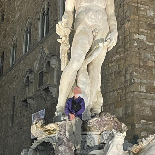 &lt;p&gt;Njemački turist kraj Neptunove fontane u Firenci&lt;/p&gt;
