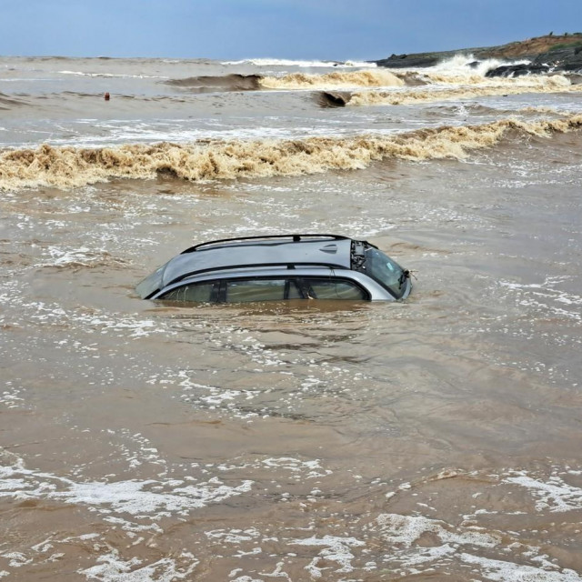 &lt;p&gt;Gotovo skroz poplavljeni auto kraj mjesta Carevo, Bugarska&lt;/p&gt;