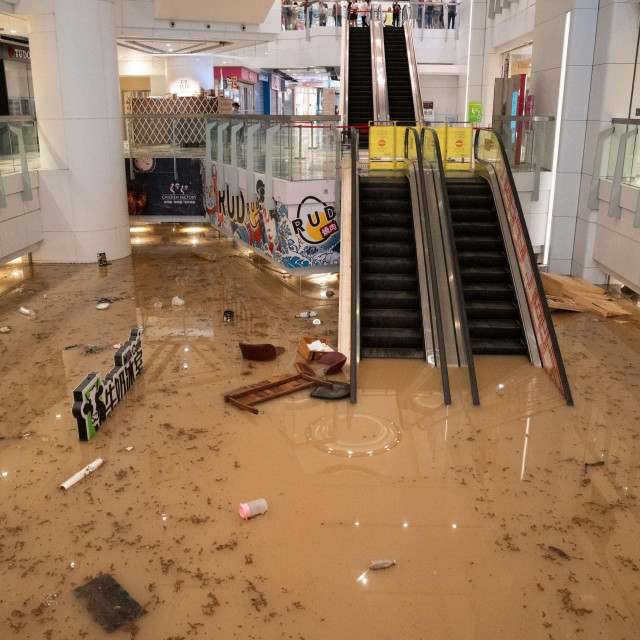 Poplavljeni trgovački centar u Hong Kongu