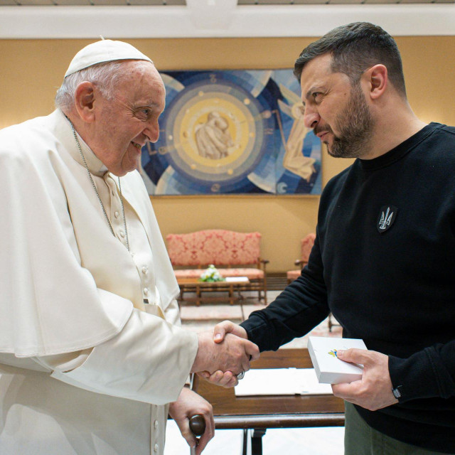 Papa Franjo i Volodimir Zelenski tijekom sastanka u svibnju