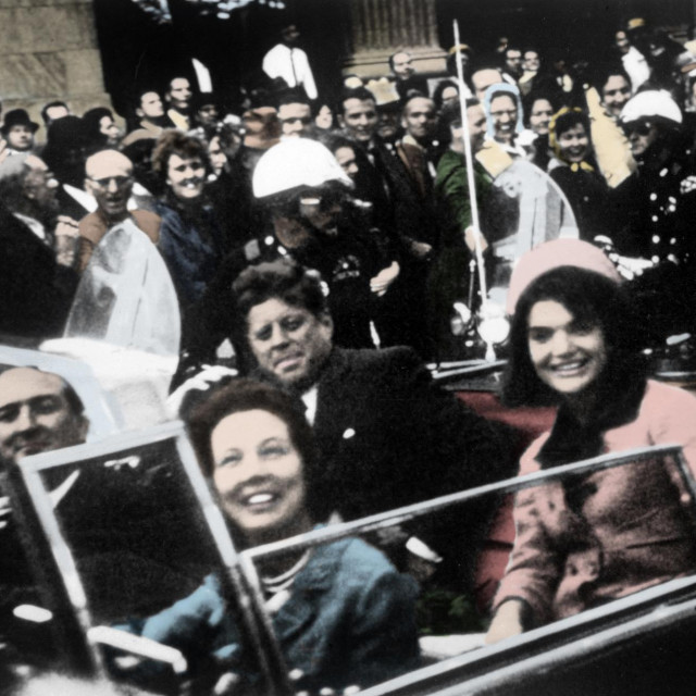 &lt;p&gt;John F. Kennedy i njegova supruga Jacqueline te guverner Teksasa John Connally i njegova supruga Nellie u automobilu neposredno prije atentata&lt;/p&gt;