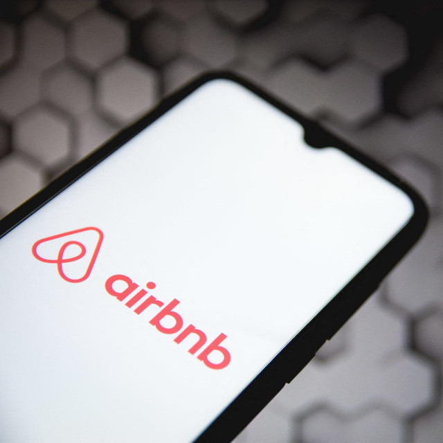 &lt;p&gt;Airbnb je također rekao da će kasnije ove godine početi provjeravati sve oglase na svojih pet vodećih tržišta, uključujući Sjedinjene Države i Ujedinjeno Kraljevstvo, kako bi se suzbili prevaranti&lt;/p&gt;