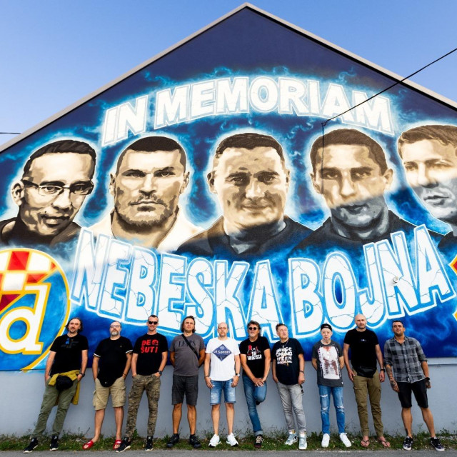 Predstavnici NK Oriolika i Prljavog kazališta ispred oriovačkog murala Nebeska bojna