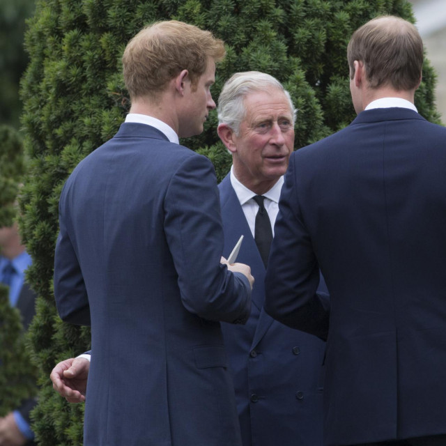 &lt;p&gt;Kralj Charles sa sinovima Harryjem i Williamom 2013. godine&lt;/p&gt;