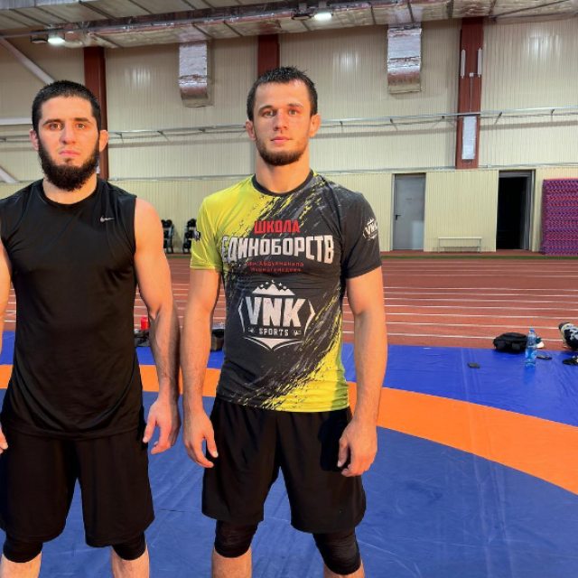 &lt;p&gt;Islam Makhachev (lijevo) i Usman Nurmagomedov (desno)&lt;/p&gt;