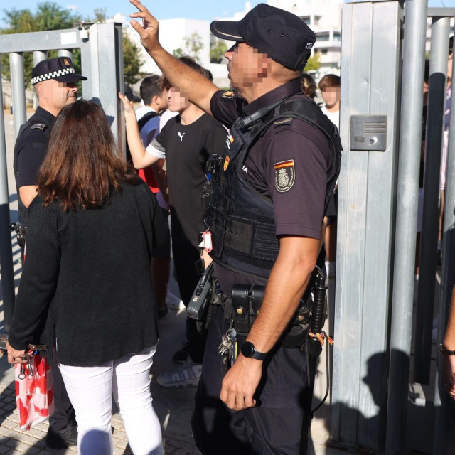 &lt;p&gt;Policija ispred škole u španjolskom gradu Jerez de la Fronteri&lt;/p&gt;