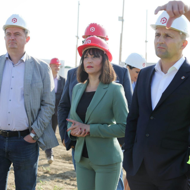 Nataša Tramišak i župan osječko-baranjski Ivan Anušić obilaze gradilište Gospodarskog centra



 