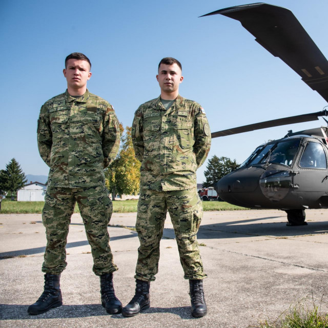 &lt;p&gt;Leon Garić i Lovro Antolić Delač ispred helikoptera Black Hawk&lt;/p&gt;