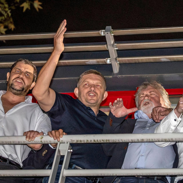 &lt;p&gt;Bivši premijer Robert Fico (drugi s lijeva) slavi pobjedu sa stranačkim kolegama u sjedištu stranke u Bartislavi&lt;/p&gt;