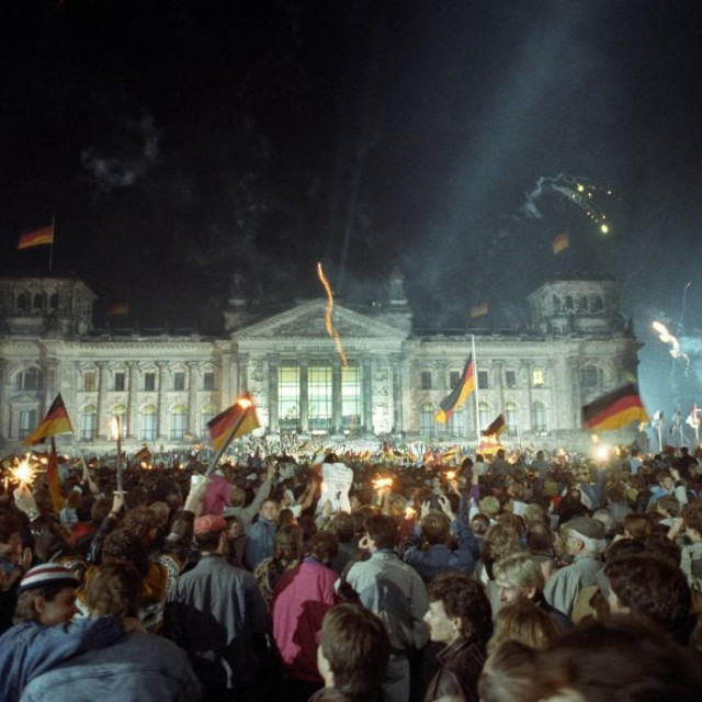 Milijun ljudi je pred Reichstagom u Berlinu slavilo ponovno ujedinjenje zemlje 3.10.1990.