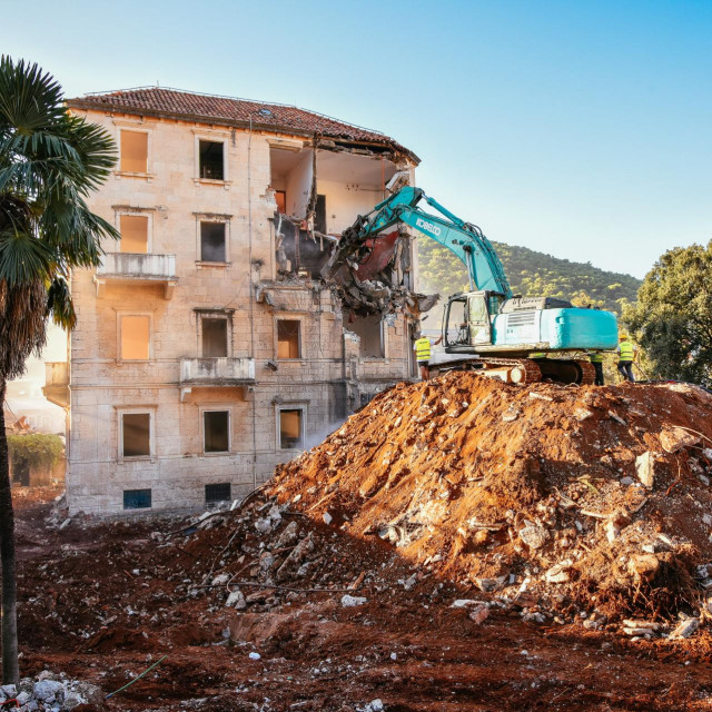 Rušenje zgrade bivšeg hotela Sumratin u uvali Lapad