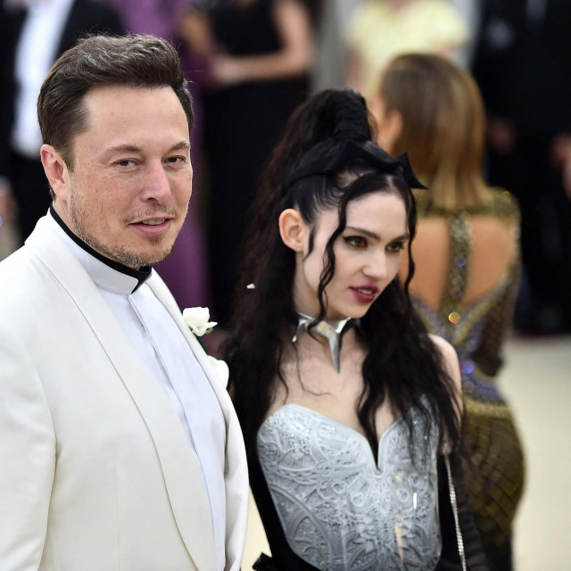 &lt;p&gt;Elon Musk i Grimes&lt;/p&gt;