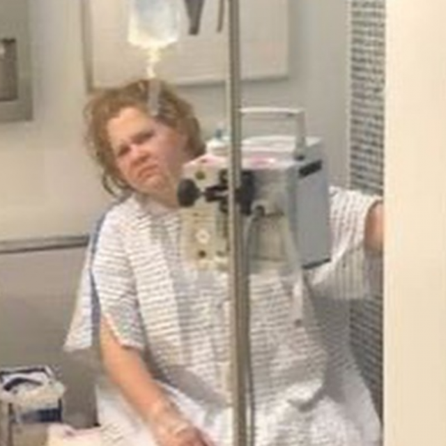 Amy Schumer na bolničkom krevetu, priključena na infuziju