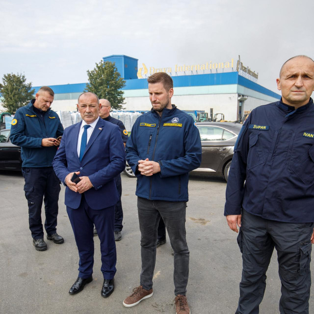 Ministar hrvatskih branitelja Tomo Medved obišao je požariste u tvornici Drava International zajedno s Ivanom Radićem, gradonačelnikom Osijeka i Ivanom Anušiećm, županom Osječko-baranjskim.

 