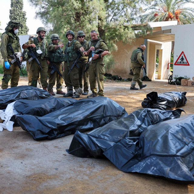 Izraelski vojnici u kibucu Kfar Aza