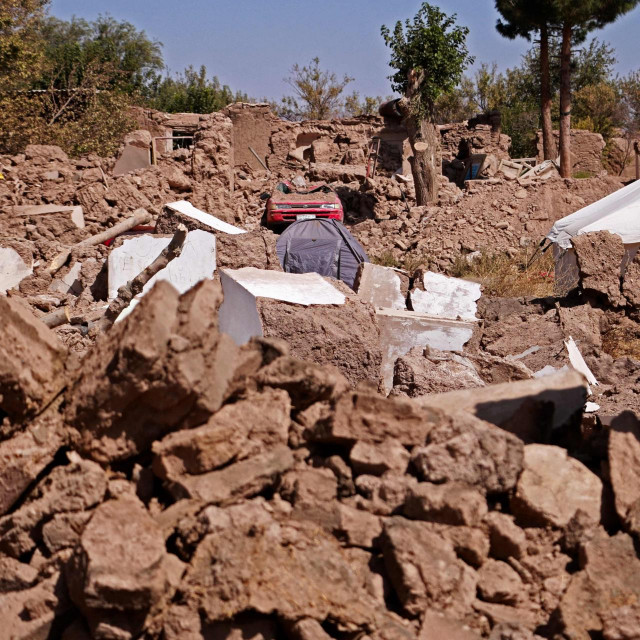 Oštećene kuće u selu Wardakha u prvom potresu