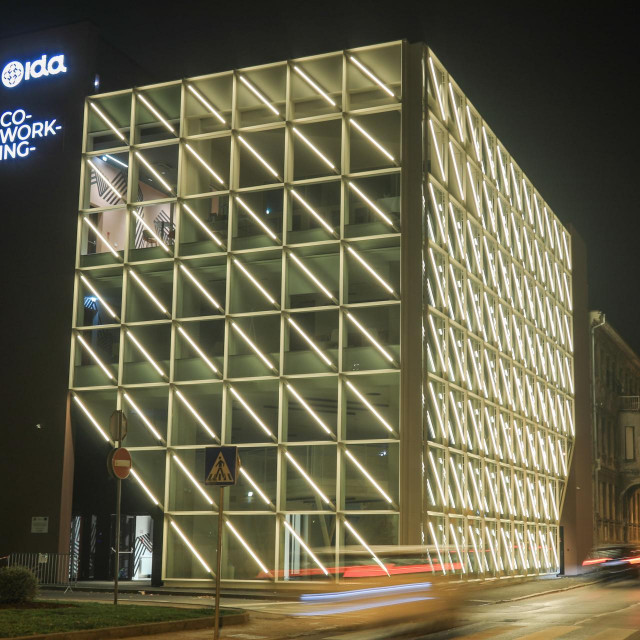 Svijetleća fasada zgrade Coworking centra u Marulićevoj ulici