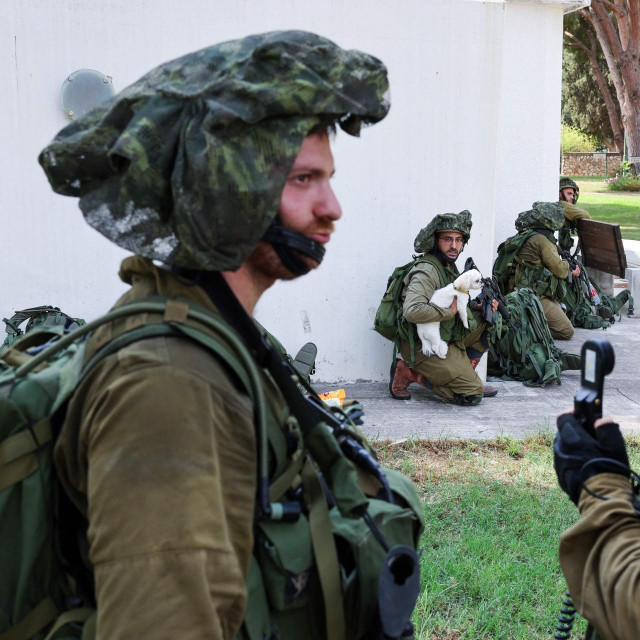 &lt;p&gt;Izraelski vojnici s mitznefetom na glavi&lt;/p&gt;