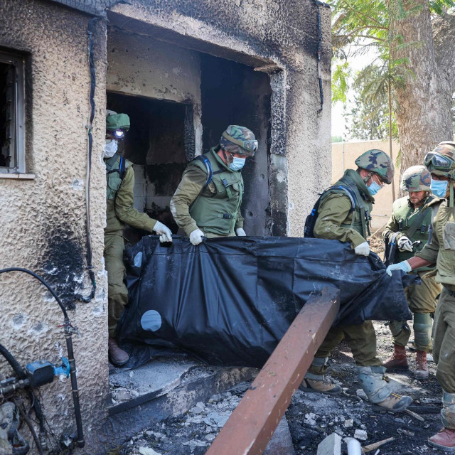 &lt;p&gt;Izraelski vojnici nose tijelo poginulog vojnika u kibucu Kfar Aza&lt;/p&gt;