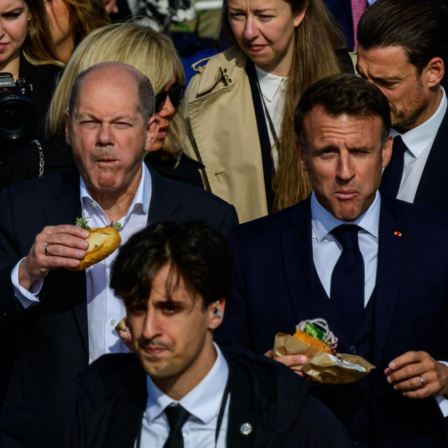 &lt;p&gt;Olaf Scholz i Emmanuel Macron jedu hamburški riblji sendvič&lt;/p&gt;