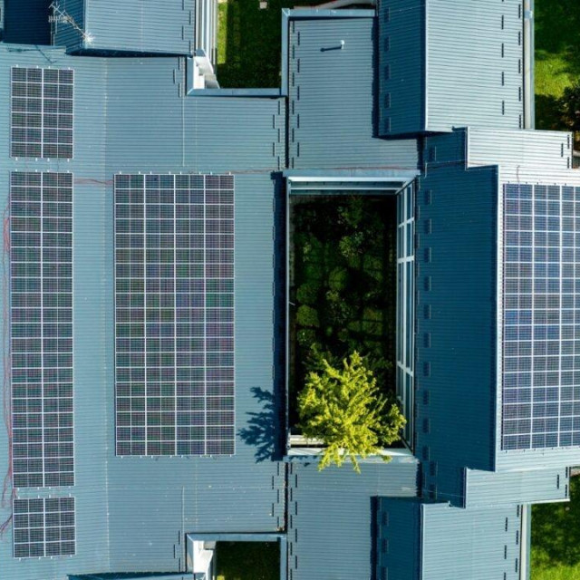 Solari na zgradi u Velikoj Gorici