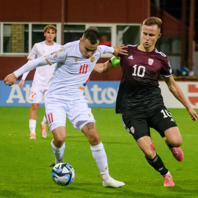 Lucas Zelarajan u duelu s Janisom Ikaunieksom