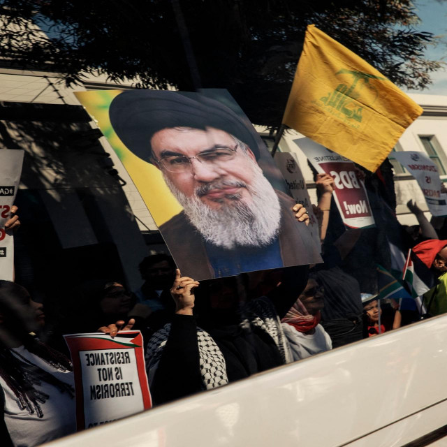 Transparent s likom lidera Hezbollaha Hassan Nasrallaha na jednom prosvjedu u znak podrške Hezbolahu