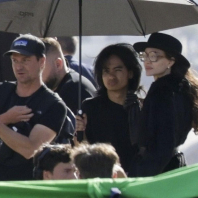 &lt;p&gt;Angelina Jolie i sin Madoxx na setu u Parizu&lt;/p&gt;