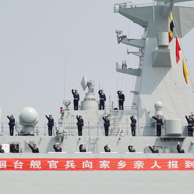 &lt;p&gt;Časnici i vojnici kineske mornarice&lt;/p&gt;