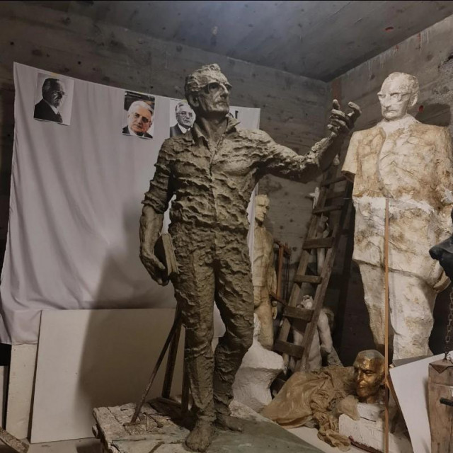 &lt;p&gt;Tuđmanov kip stajat će kao spomenik domovini na platou u Podstrani&lt;/p&gt;