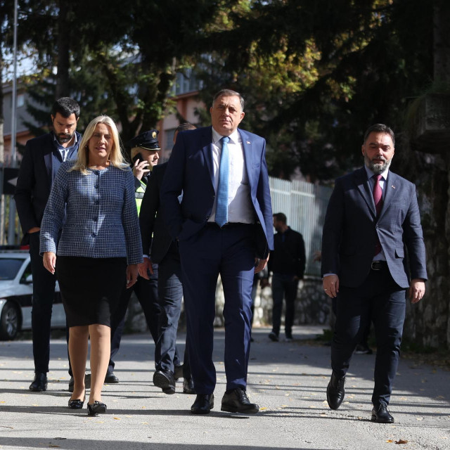 &lt;p&gt;Milorad Dodik odlazi sa suda; Igod Dodik u pozadini lijevo&lt;/p&gt;
