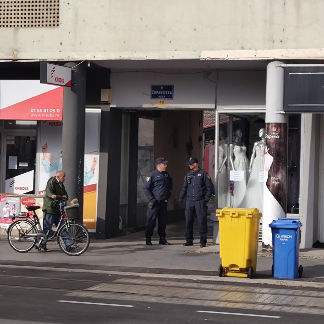 &lt;p&gt;Policija ispred zgrade u Osijeku u čijem je dvorištu pronađeno beživotno tijelo muškarca&lt;/p&gt;