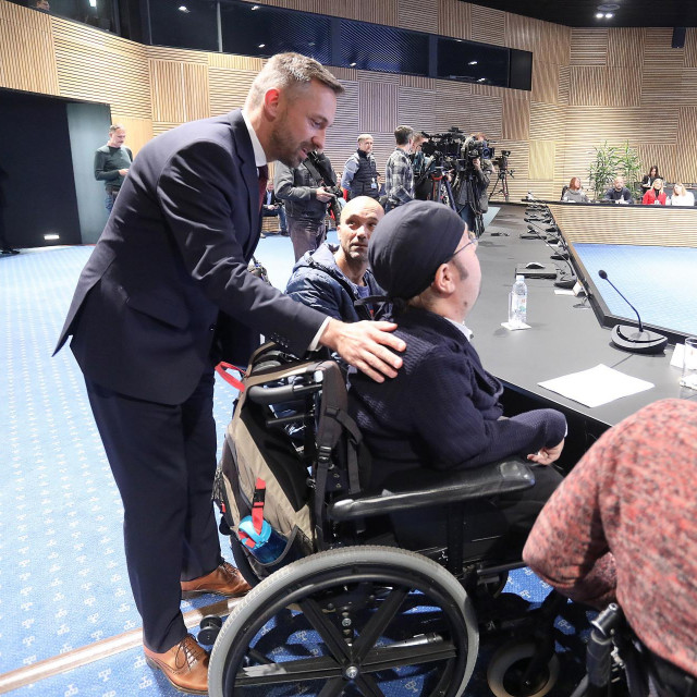 &lt;p&gt;Ministar Marin Piletić s osobama s invaliditetom&lt;/p&gt;