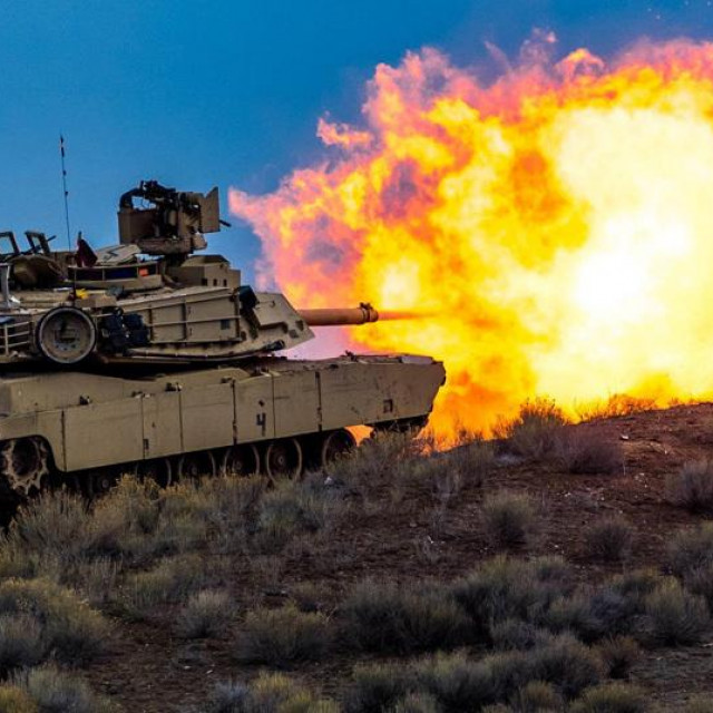 &lt;p&gt;Tenk M1 Abrams&lt;/p&gt;