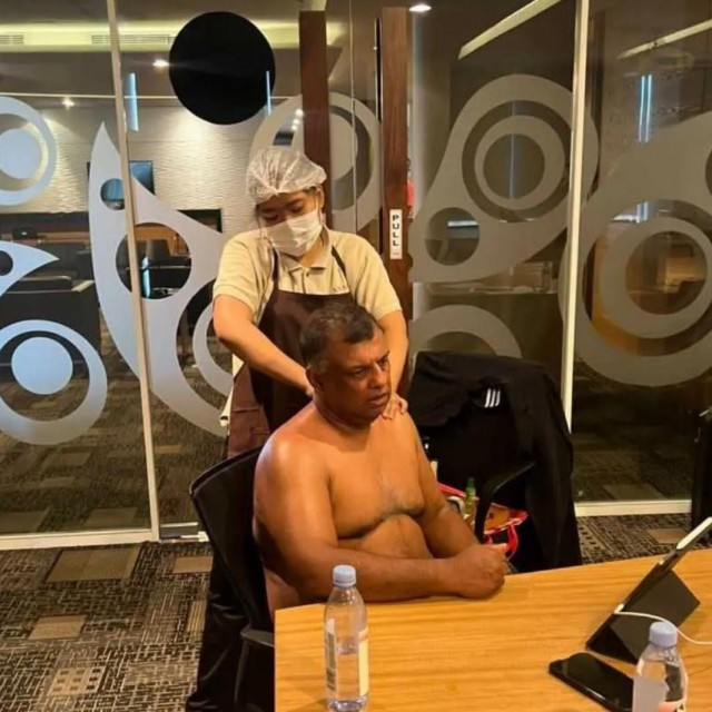 Tony Fernandes i sporna masaža