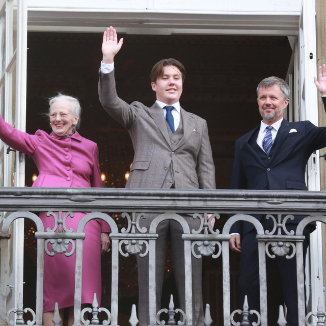 &lt;p&gt;Kraljica Margrethe II. s unukom Christianom i sinom Frederikom&lt;/p&gt;